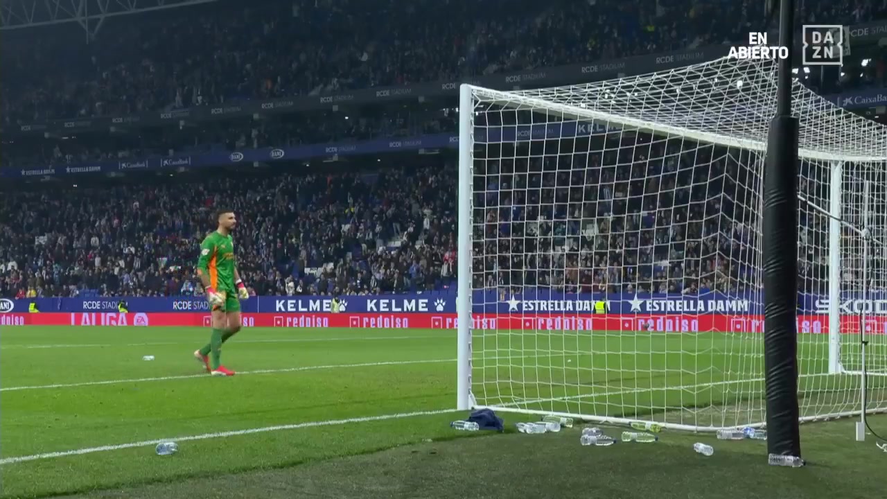 hth登录通道-阿斯：赫罗纳门将被西班牙人球迷扔下的水瓶击中，愤怒不已